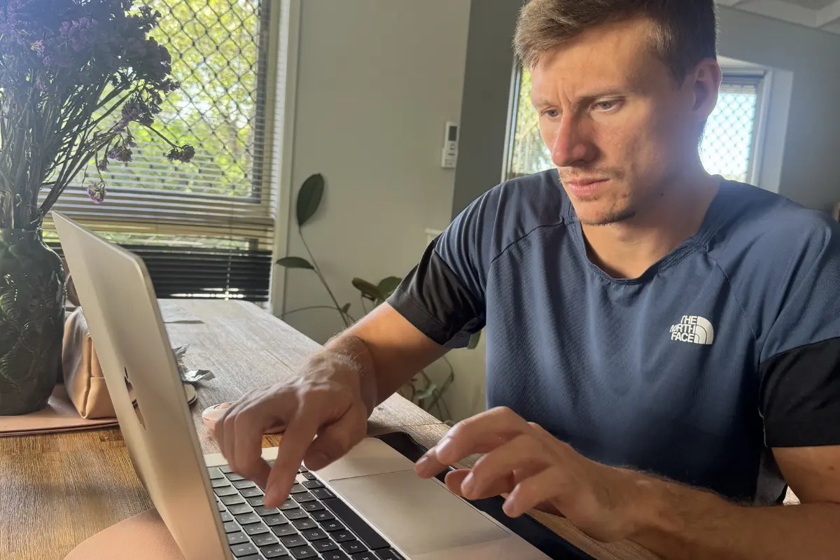 Freelancer überlegt am Schreibtisch, welche Dienstleistung zu ihm passt