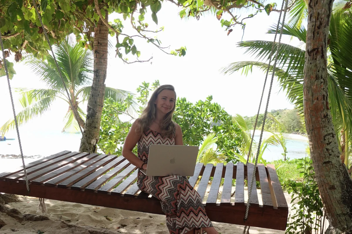 Person arbeitet neben dem Job am Laptop am ersten Freelancing-Projekt