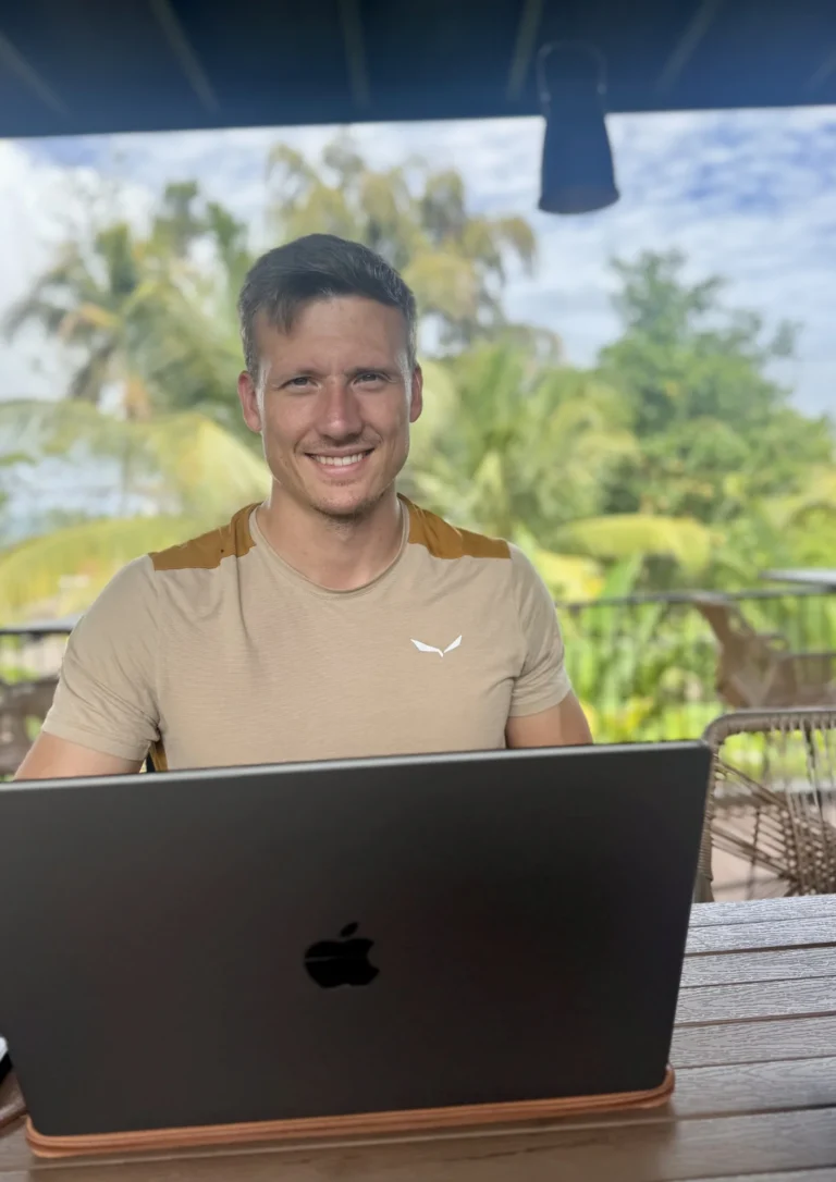 Freelancer arbeitet ortsunabhängig mit Laptop in der Natur