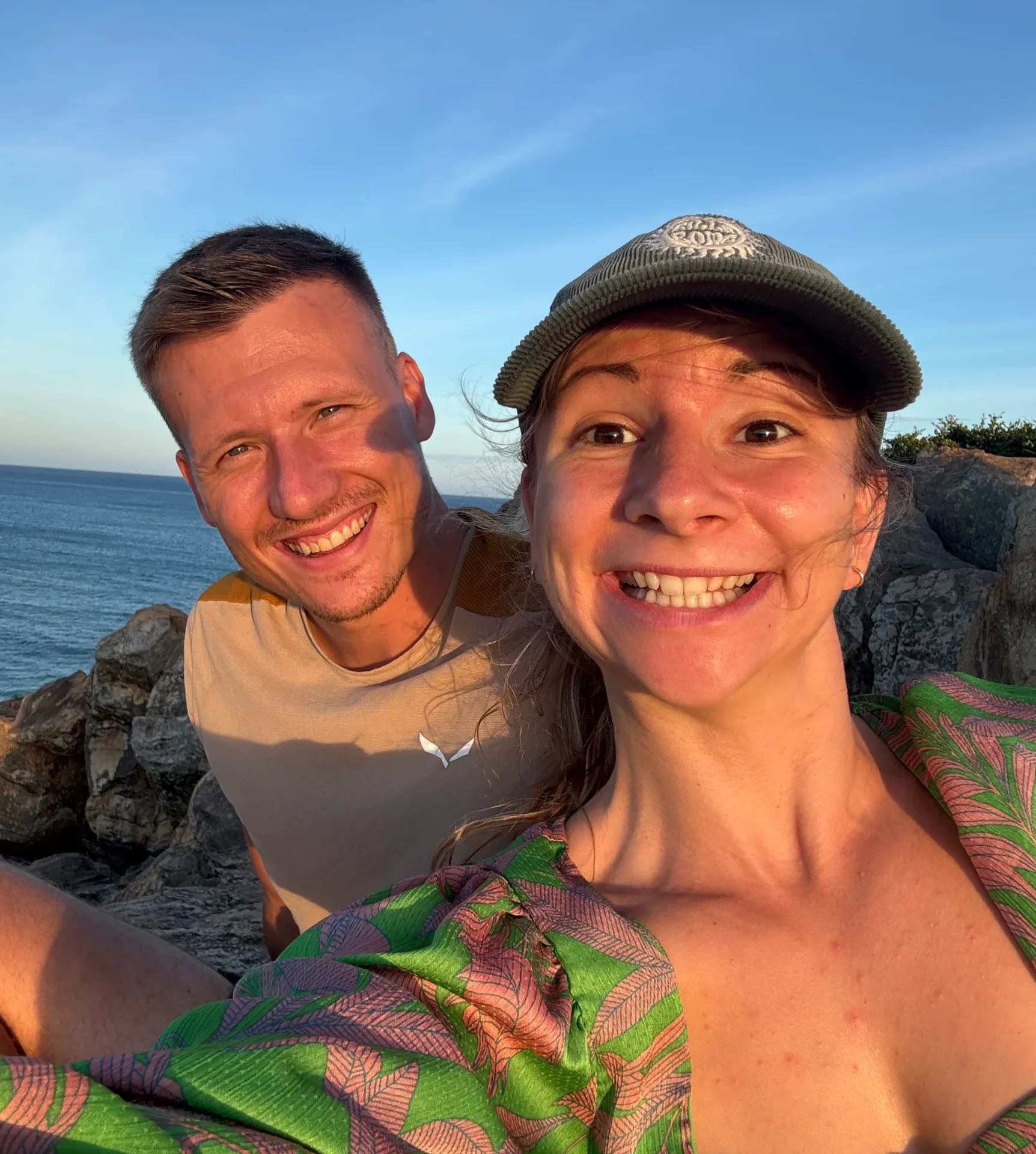 Sophie und Tobi von der Nie Mehr Zurück Akademie am Strand, ortsunabhängig als Freelancer unterwegs